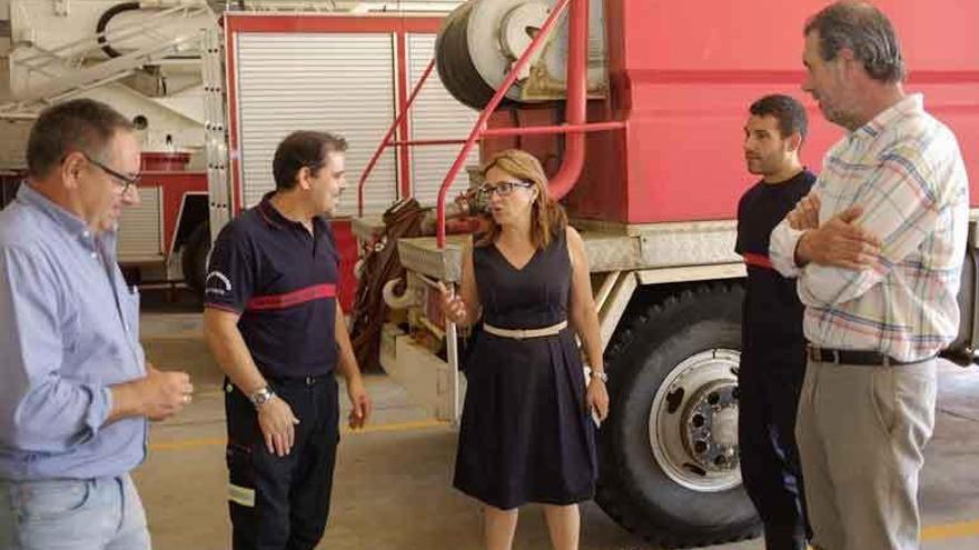 Mayte Martín Pozo conversa con dos bomberos en presencia de Manuel Vega y del vicepresidente Juan Dúo.