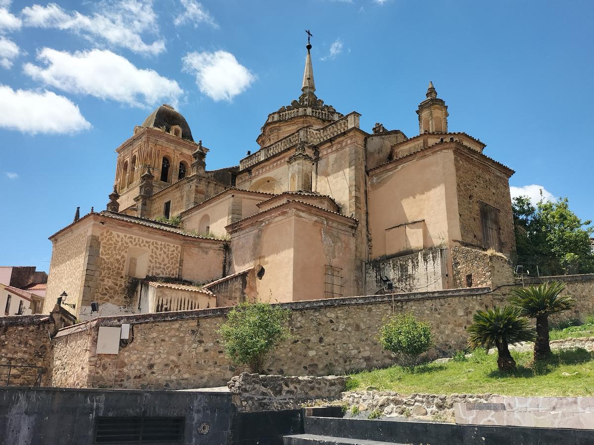 Vista de las iglesias en Jerez de los Caballeros