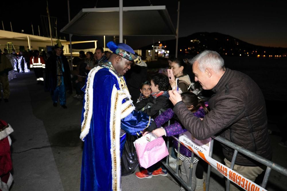 Los Reyes Magos, escoltados por pajes reales y bailarinas, reparten entre el público 800 kilos de caramelos y gominolas