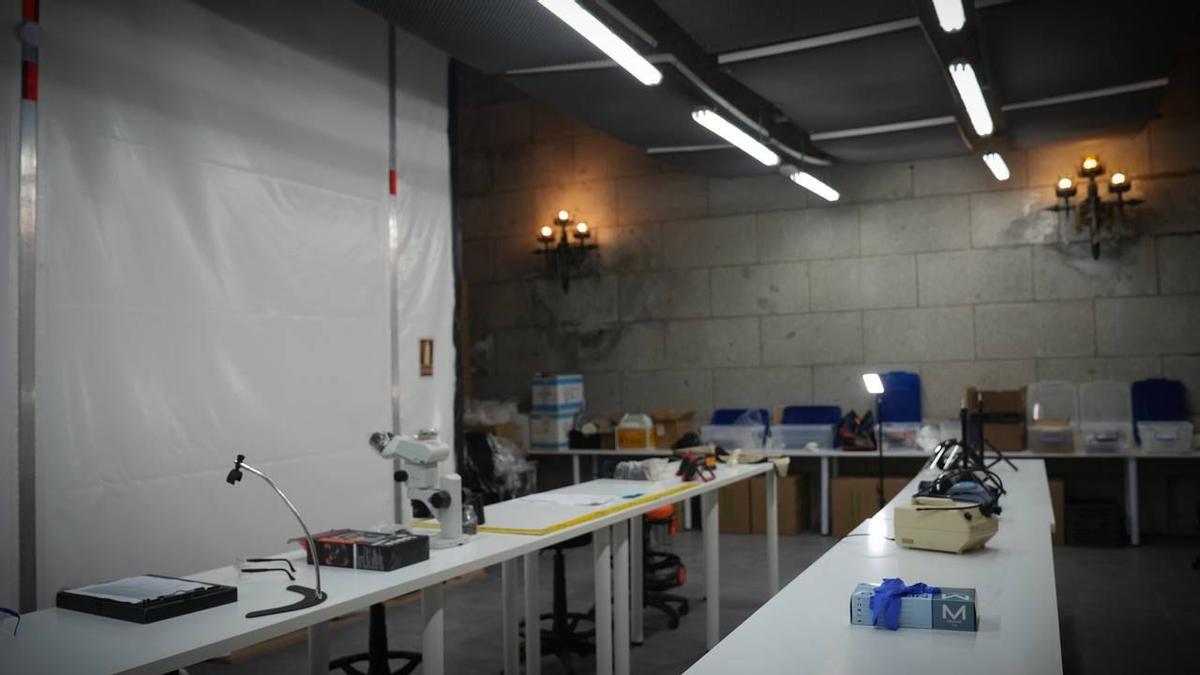 Laboratorio forense montado en el interior de una capilla de la basílica del Valle de los Caídos este lunes 12 de junio para identificar los restos que irán sacando de la cripta.
