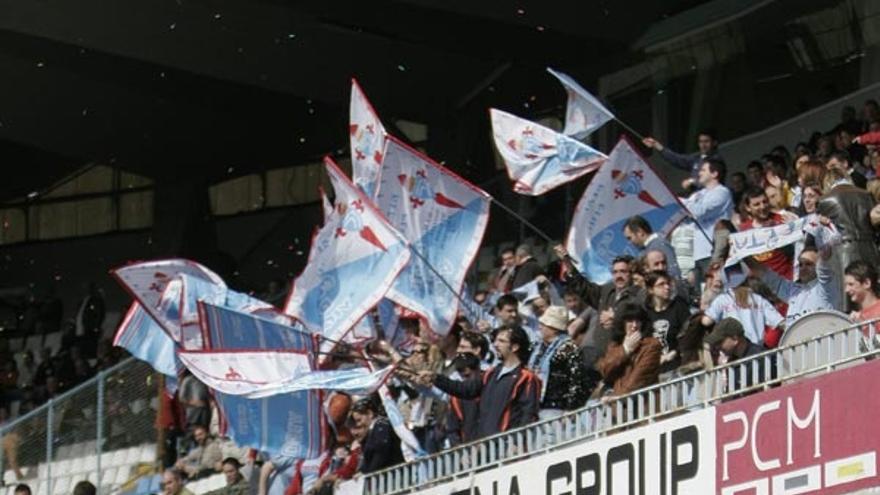 Seguidores del Sporting y del Celta, durante el partido disputado en Balaídos.