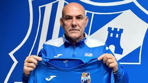 Carlos Ríos posa con la camiseta de su nuevo club