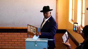 El presidente de Botsuana, Mokgweetsi Masisi, introduce su voto en una urna en una escuela de Moshupa, este miércoles.