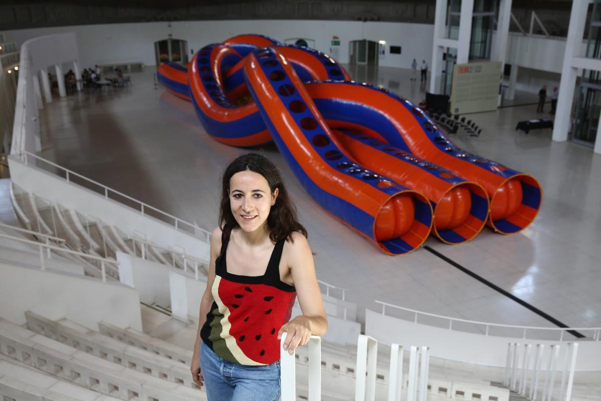 El Mnac revela una espectacular escultura inflable de Laia Estruch: «Tots en surten amb un somriure»