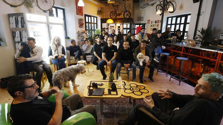 Adrián Gómez (dcha.) charla con el fotógrafo de Reuters Miguel Vidal en la primera de las entrevistas del ciclo.