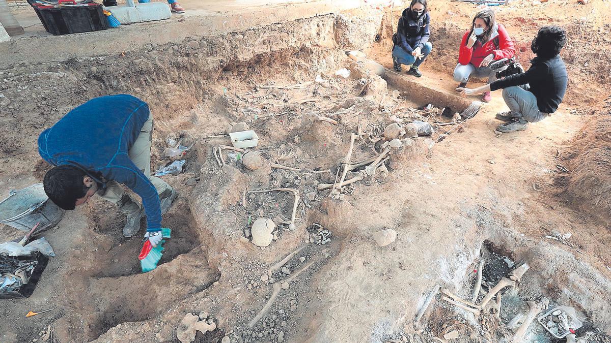 Hasta el momento los arqueólogos han desenterrado una veintena de esqueletos. En la imagen, aspecto de la excavación ayer.