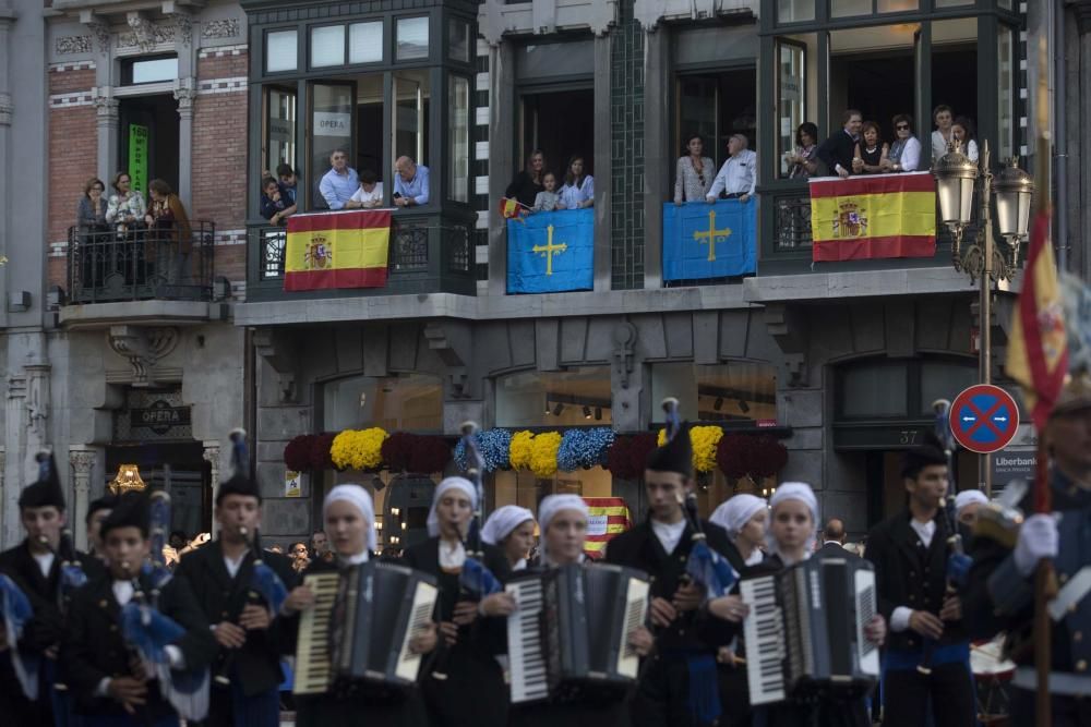 Desfile de los Reyes, personalidades y premiados en la alfombra azul