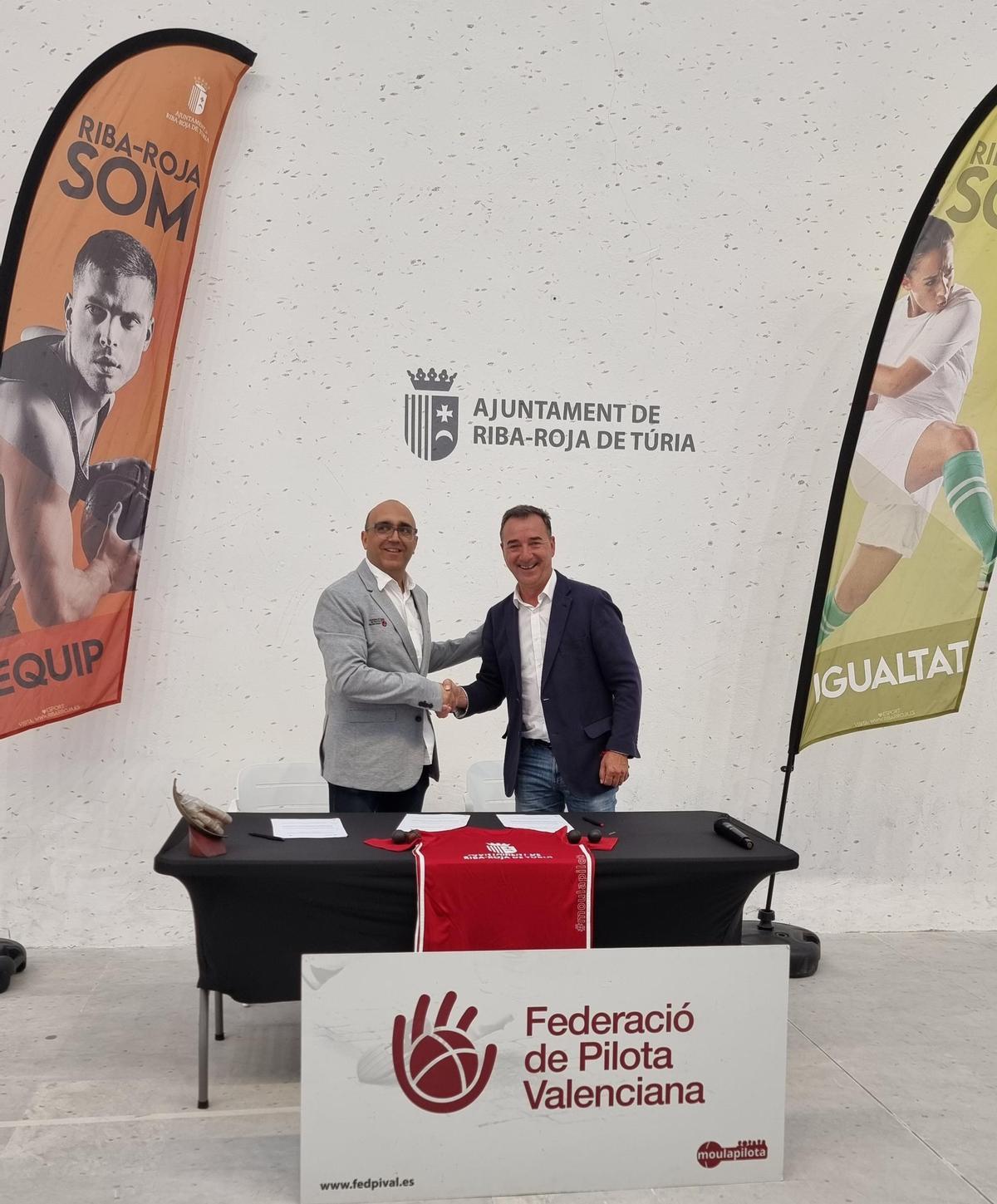 La firma entre el alcalde de Riba-roja, Robert Raga y el presidente de Federació de Pilota Valenciana , Vicent Molines se formalizó el pasado 10 de abril en el Trinquet Municipal El Rullo.