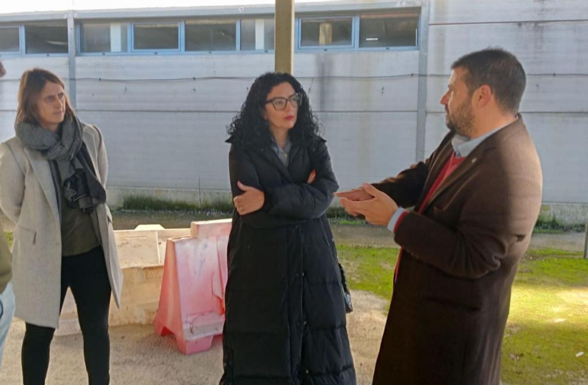 El alcalde Bimenes, Aitor García, conversa con la viceconsejera, Vanessa Gutiérrez, y con la directora general de Actividad Física y Deporte, Manuela Fernández.