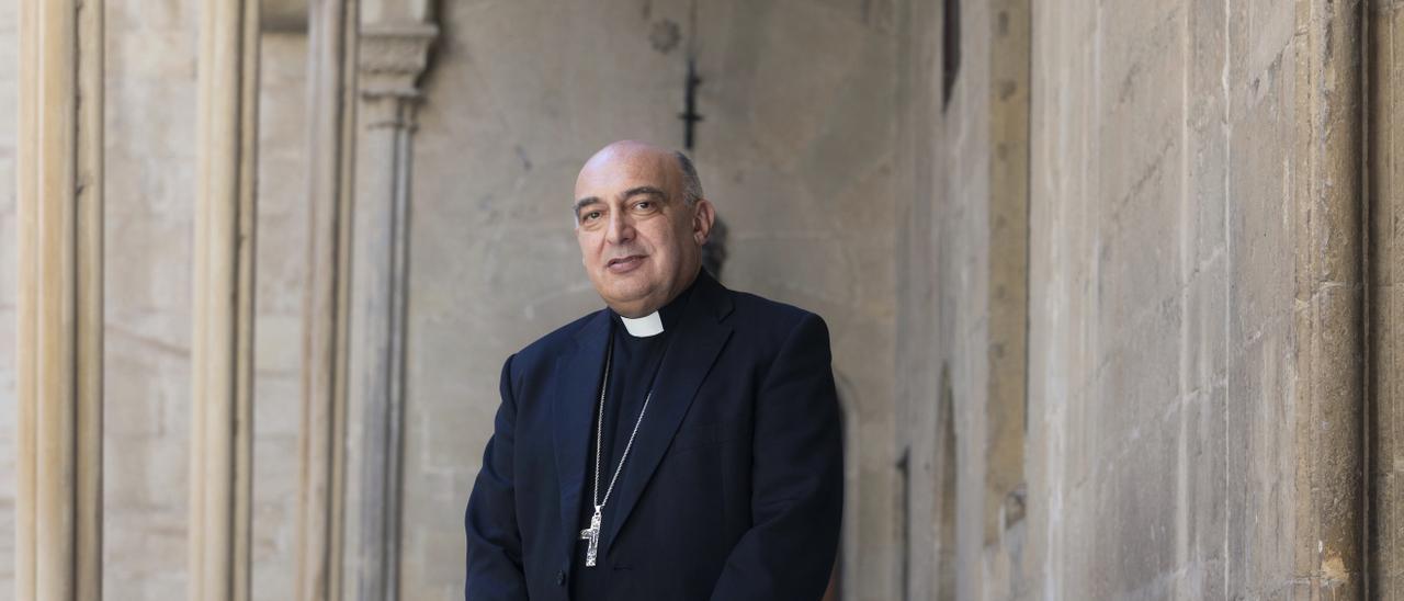 Enrique Benavent Vidal (Quatretonda, 1959) en el Palacio Episcopal de Tortosa.