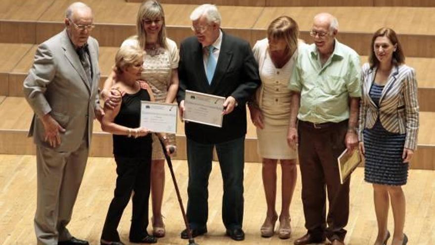 Los ganadores del Concurso de Narrativa Breve, ayer, en el momento de recibir los diplomas acreditativos .