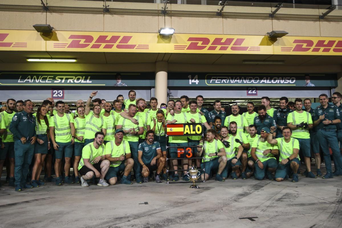 Fernando Alonso celebra el podio en el GP de Baréin junto al resto de integrantes de Aston Martin.