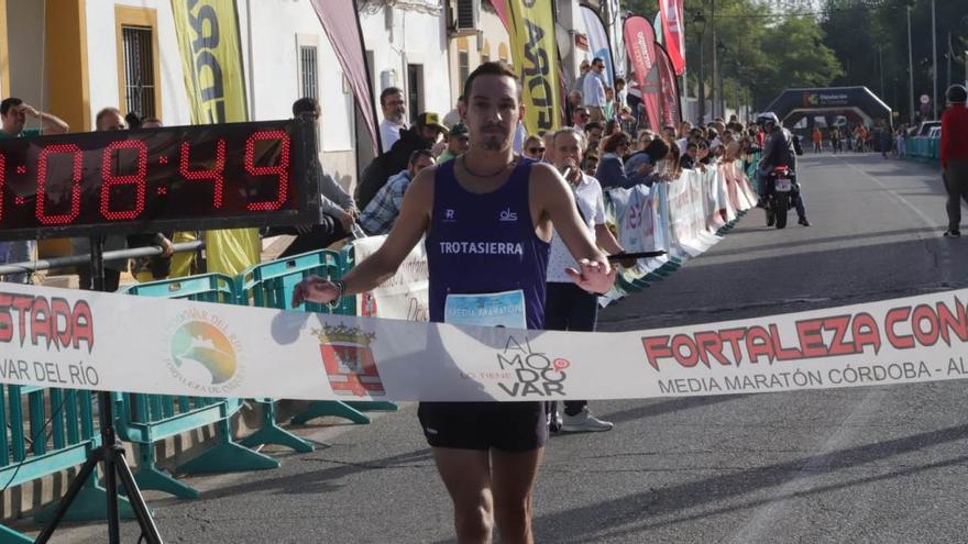 Antonio Montero entra en la meta como ganador de la Media Córdoba-Almodóvar.