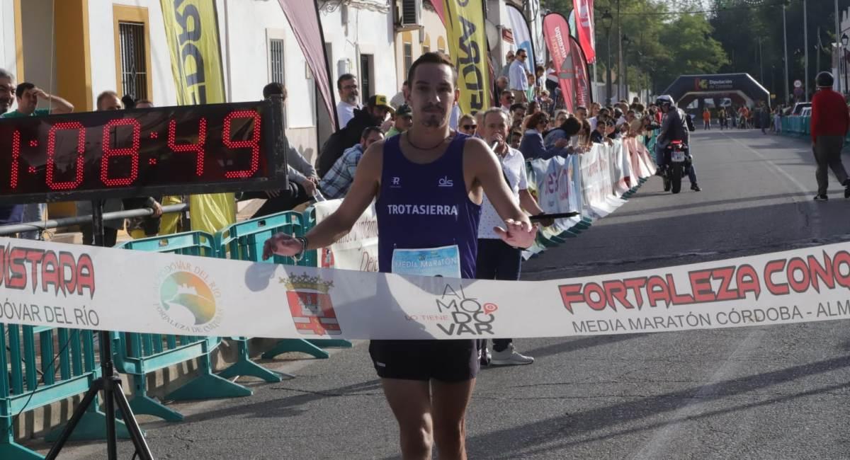 Antonio Montero entra en la meta como ganador de la Media Córdoba-Almodóvar.