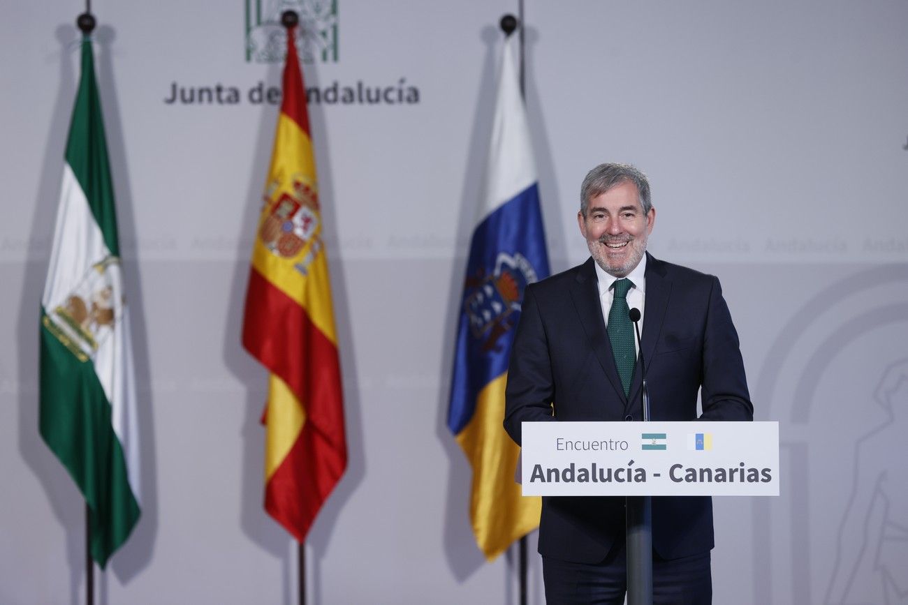 Imagen del encuentro de este miércoles entre los presidentes de Andalucía y Canarias, Juan Manuel Moreno y Fernando Clavijo