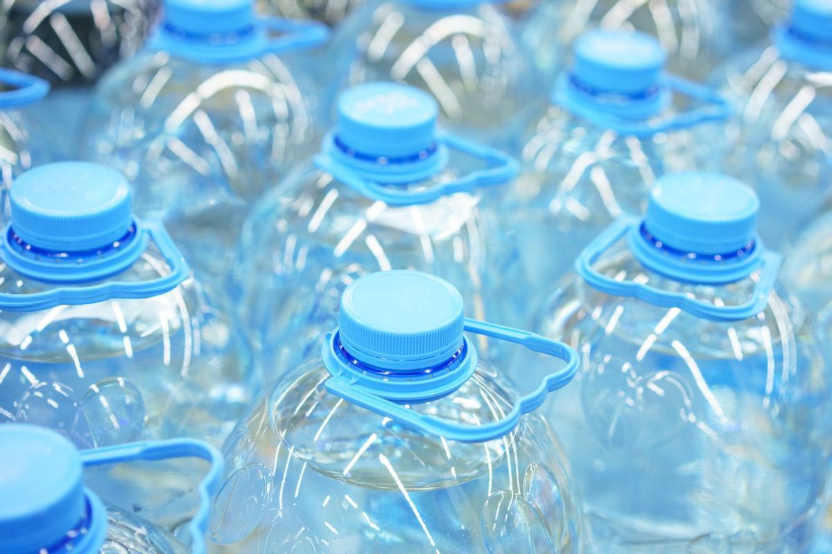 Agua embotellada.