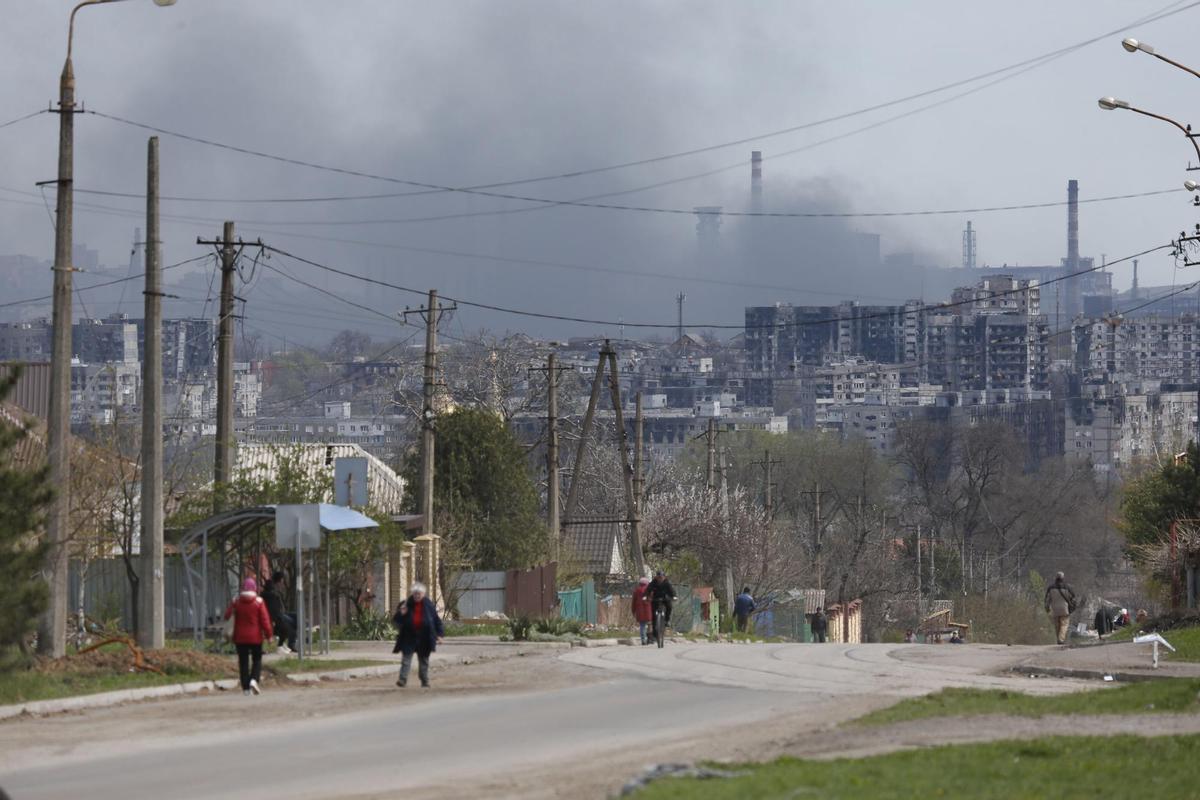 La ciudad de Mariúpol con los altos hornos de Azovstal al fondo