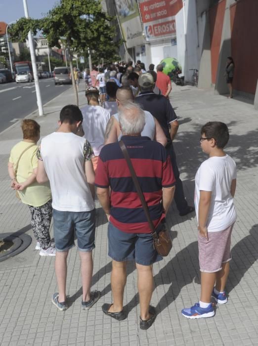 Colas en Riazor para renovar abonos del Deportivo