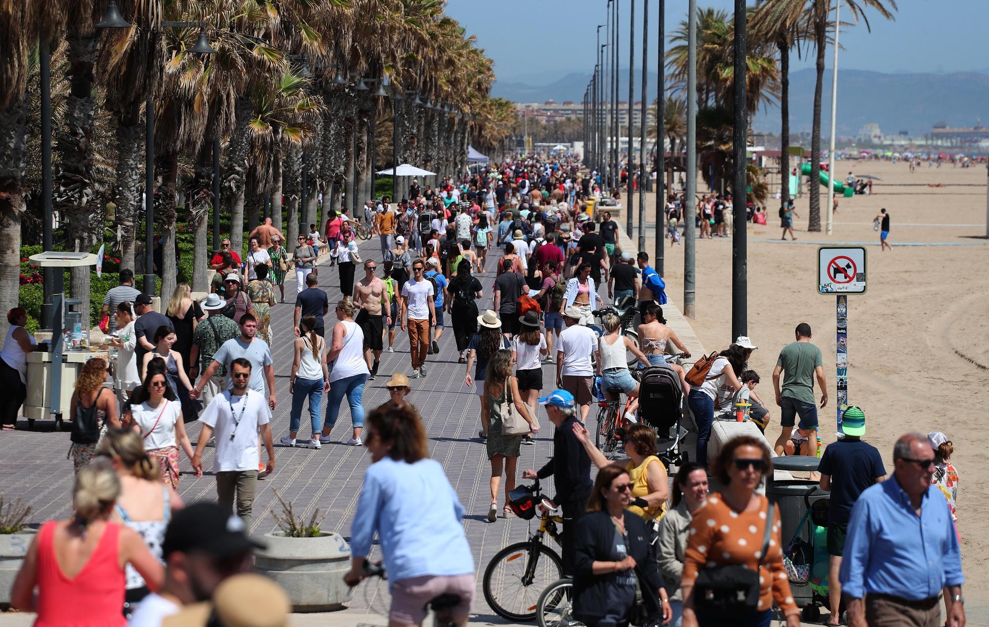 Las playas de València, llenazo previo al verano