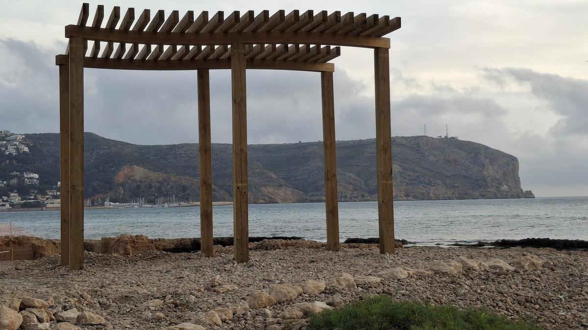 Las pérgolas que miran hacia el cabo de Sant Antoni