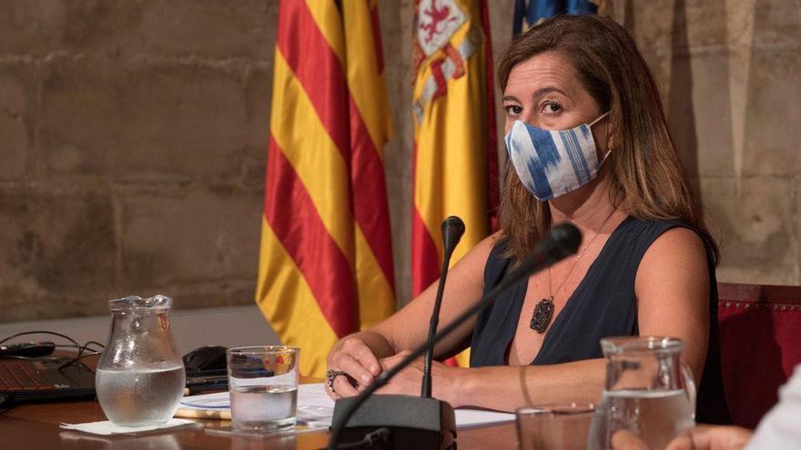 Baleares prohíbe fumar en la calle, impone la mascarilla en el trabajo y cierra las playas por la noche