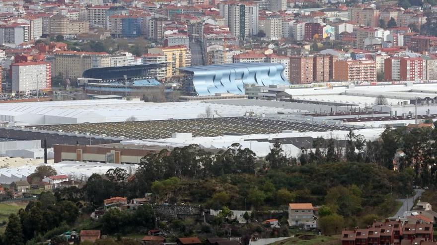 Vista de la planta de Stellantis Vigo, con Balaídos al fondo.