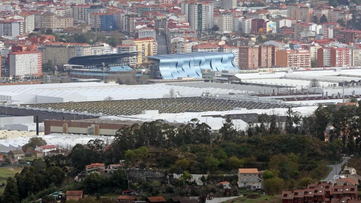 Vista de la planta de Stellantis Vigo, con Balaídos al fondo.