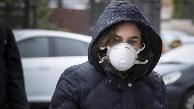 coronavirus. Ada Colau visita las tareas de desinfección de una residencia en Barcelona