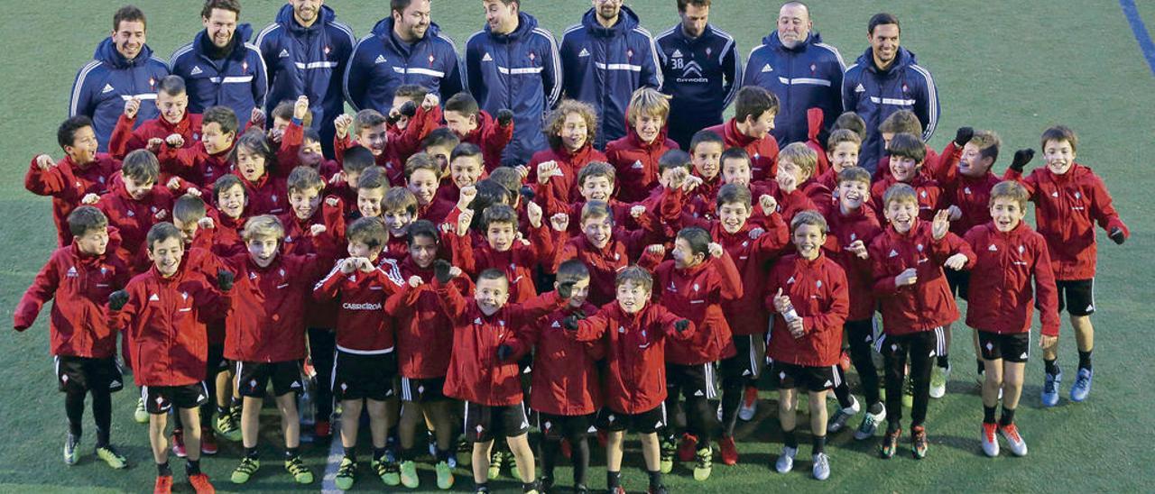 Los niños de los equipos alevines y benjamines del Celta, con sus entrenadores. // Ricardo Grobas