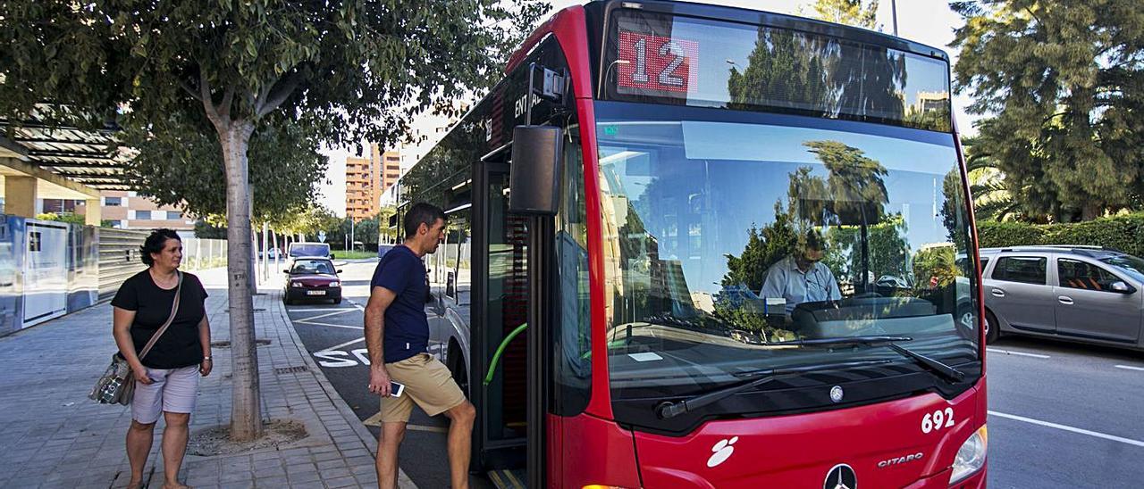 Arriba, la línea que pasa por el PAU 1. Abajo, la que llega a los polígonos industriales, ayer. | HÉCTOR FUENTES/PILAR CORTÉS