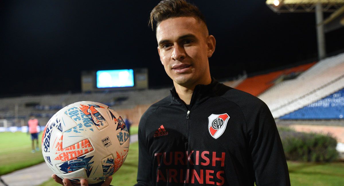 Santos Borré, con el balón del partido como trofeo.