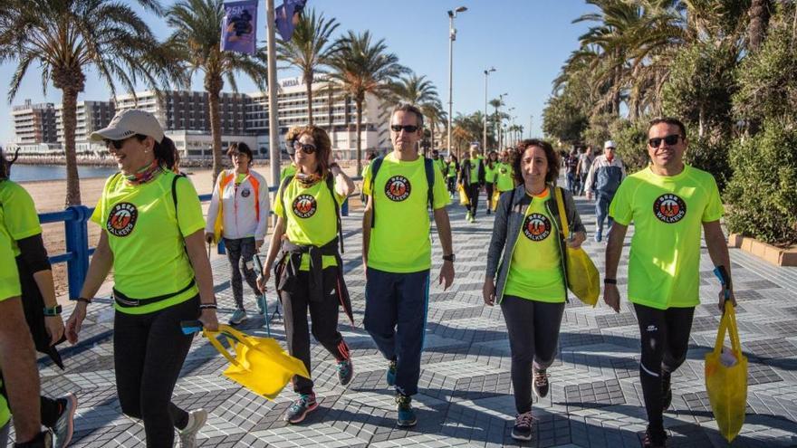 Un centenar de «Beer Walkers» voluntarios recogen residuos en la playa del Postiguet