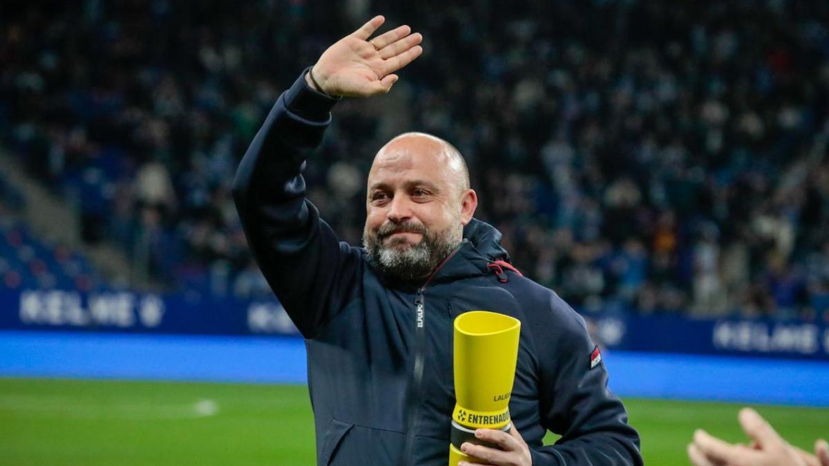 Manolo González recibió el premio de entrenador del mes de diciembre