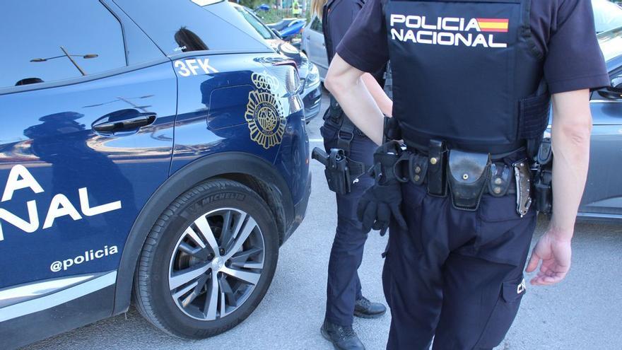 Hallan a una niña de dos años caminando sola y de noche por una carretera de Valencia