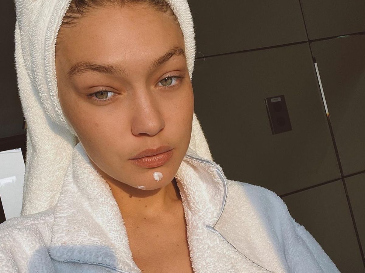 Gigi Hadid, sin maquillaje y con crema para los granitos