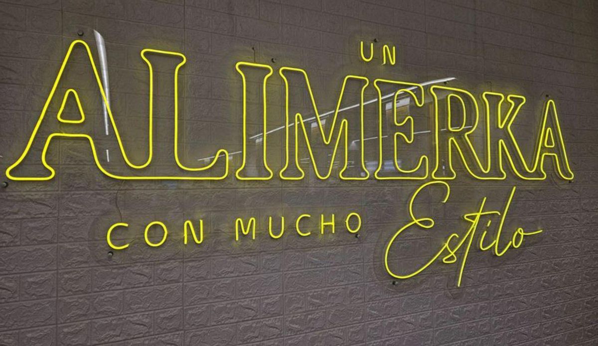 1. Cola a la puerta de Estilo para un concierto de «El Último de la Fila», en 1988. 2. El grupo «Camela», tras el último concierto en la sala original de Estilo. 3. Concierto del grupo «Shinova», ya en la nueva sala de Estilo. 4. La histórica discoteca, repleta, en pleno apogeo. 5. Neón que hace referencia a la antigua existencia de Estilo en el local que ahora ocupa un supermercado en la calle Joaquina Bobela.
