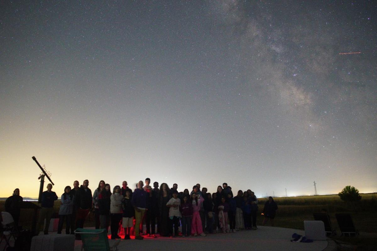 Vecinos de Adanero en el mirador estelar donde seguirán el eclipse solar del día 12.