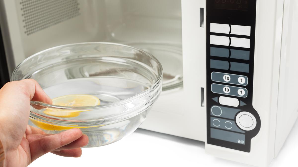 Limpieza cocina: El sencillo truco casero para dejar reluciente el  microondas