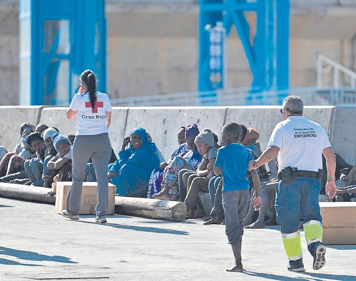 Un enfermero atiende a un menor migrante tras desembarcar de una patera en El Hierro.