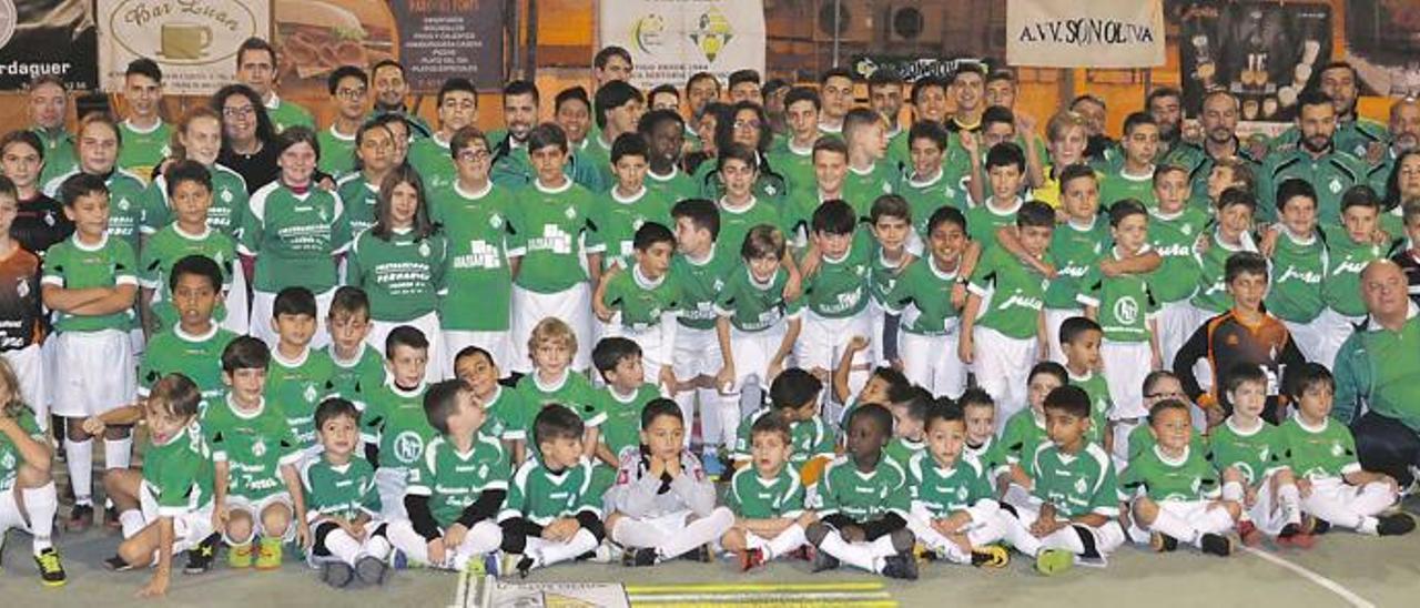 Todos los componentes del Son Oliva de fútbol sala en el día de su presentación oficial en la plaza de la populosa barriada palmesana.