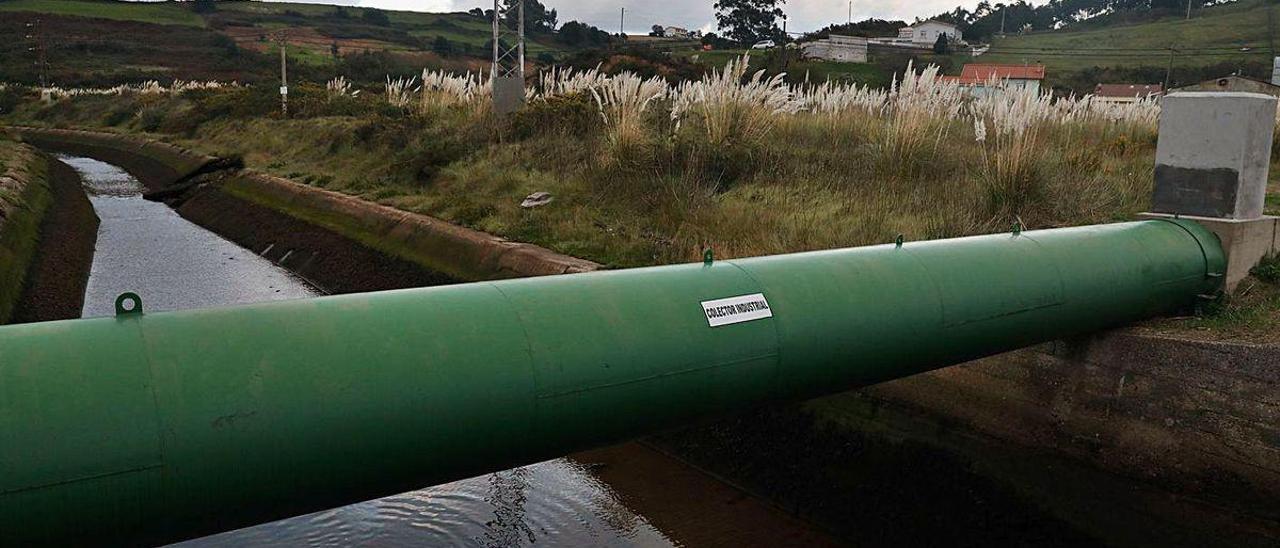 Un tramo del colector de la margen derecha de la ría en el acceso al polígono de Maqua.