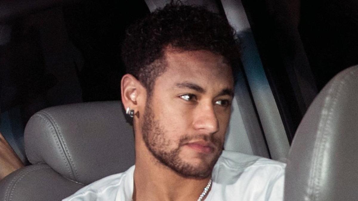 Neymar regresará a París a finales de abril