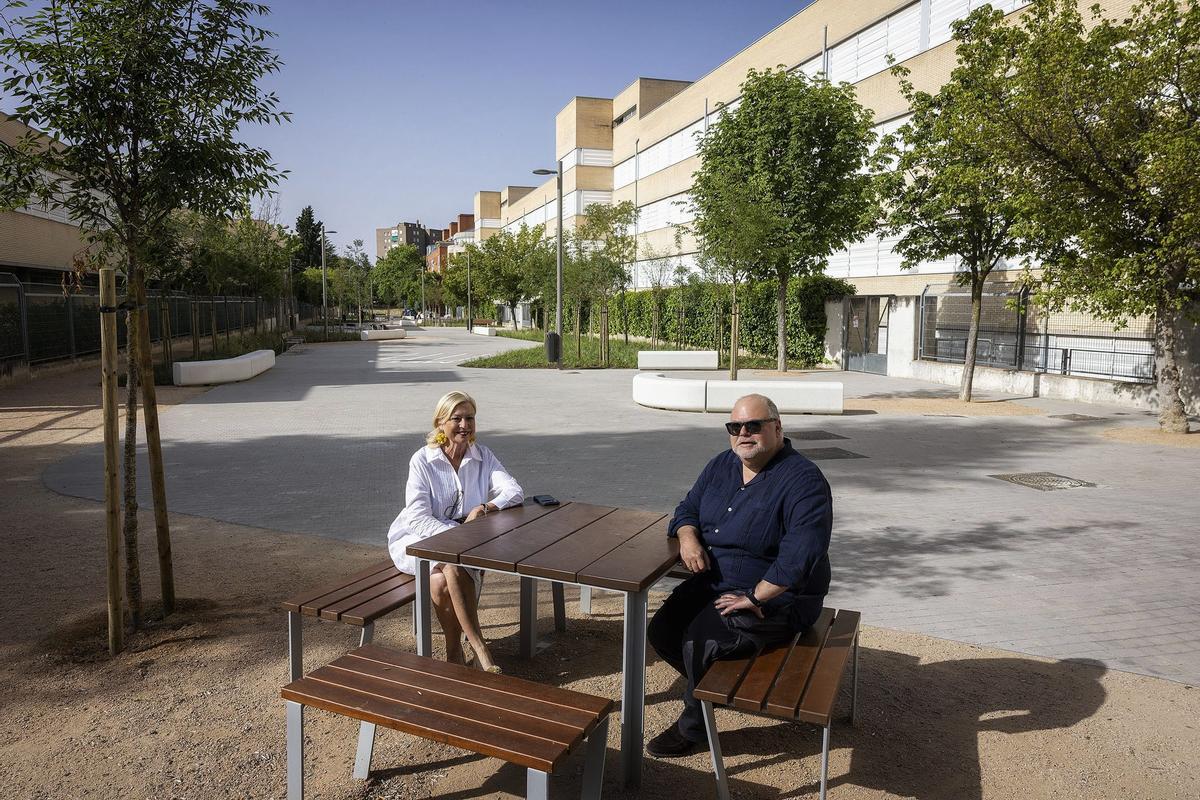 La calle de Oberón estrena plataforma única, zonas verdes y nuevo mobiliario urbano.
