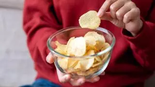 El sencillo truco para preparar patatas fritas de bolsa saludables en casa: en el microondas y en solo 5 miutos