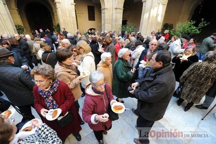 Reparto de boniatos en el Palacio Episcopal por San Fulgencio