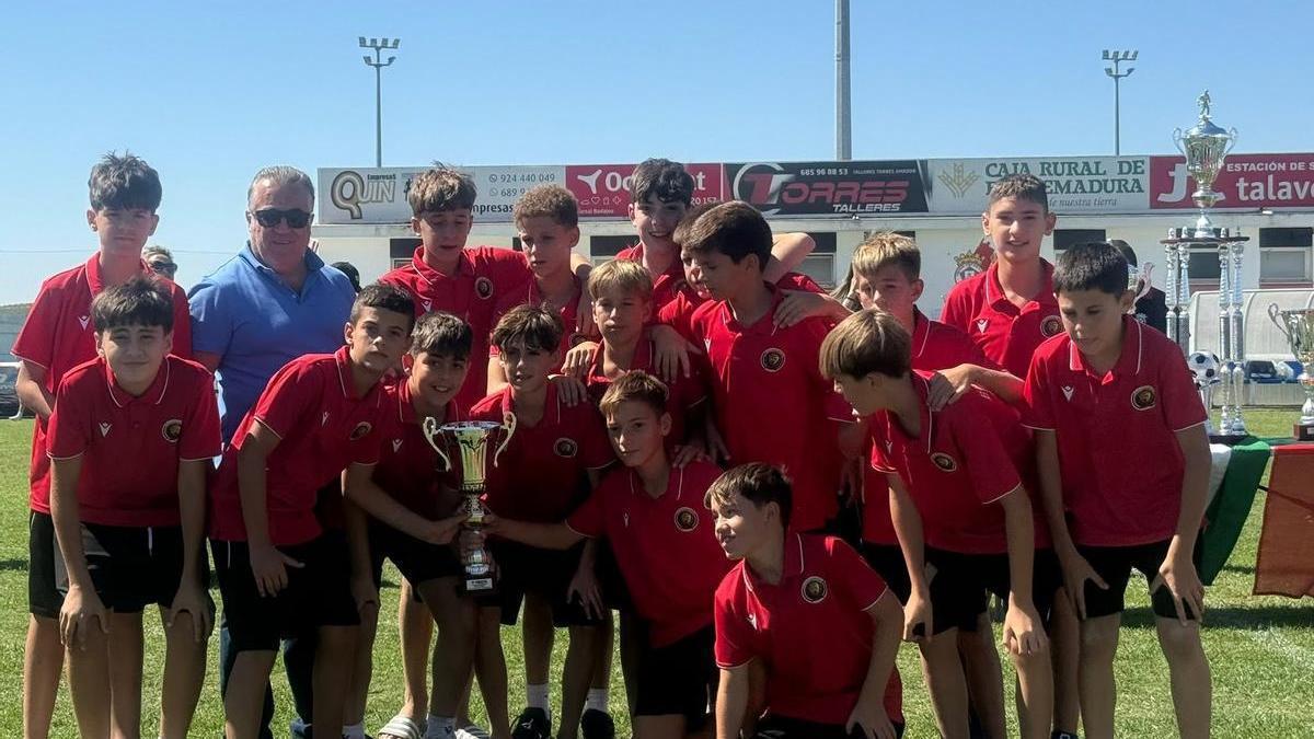 Los jugadores del la Unión Deportiva Talavera con el trofeo del año pasado.