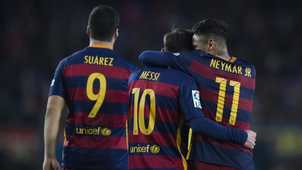 Suárez, Messi y Neymar celebran uno de los goles al Sporting en el Camp Nou.