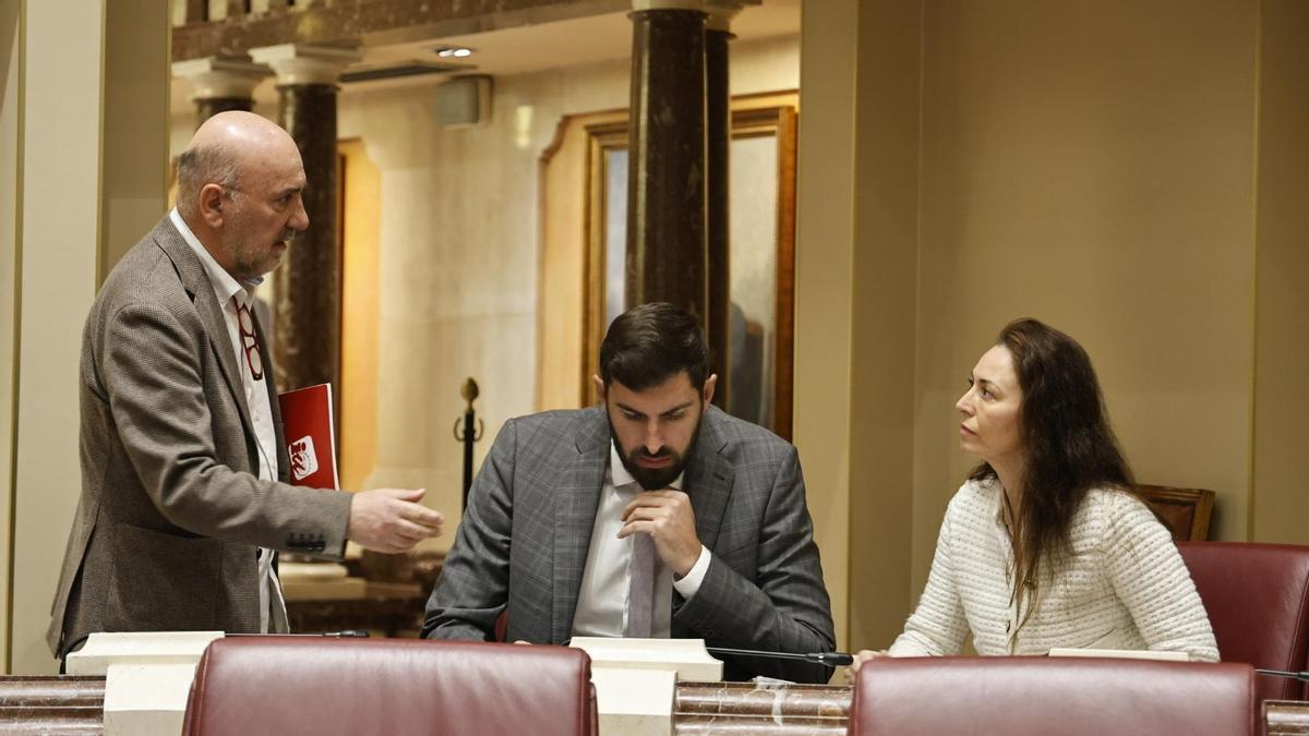 José Luis Álvarez-Castellanos, nuevo portavoz del Grupo Mixto, cederá el testigo a José Ángel Antelo (c) y a Virginia Martínez.