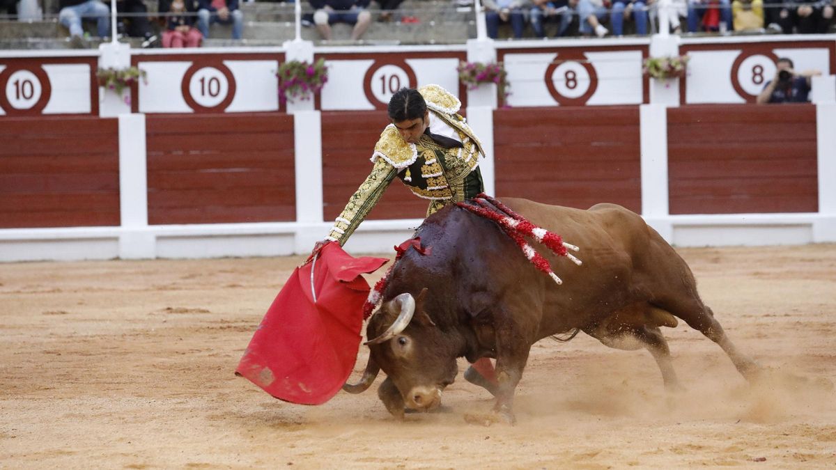 Miguel Ángel Perera, durante una faena en la plaza de toros de El Bibio.