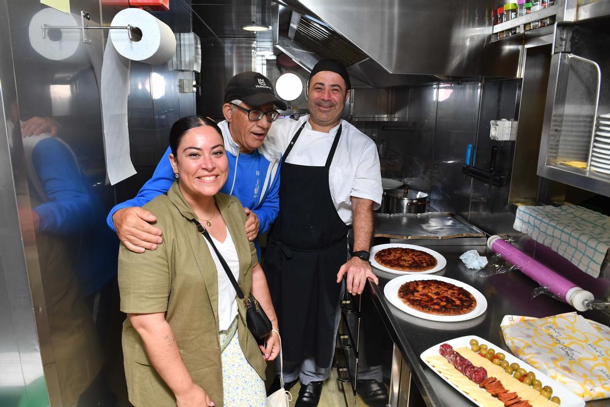 El cocinero del SAR Gavia José Luis Deán, su hija Sheila, cuidadora en Aspadisol, y Paco, un usuario del centro.